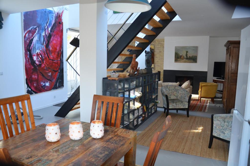 - un salon avec une table et des chaises en bois dans l'établissement Ô LOFT, à Bazenville