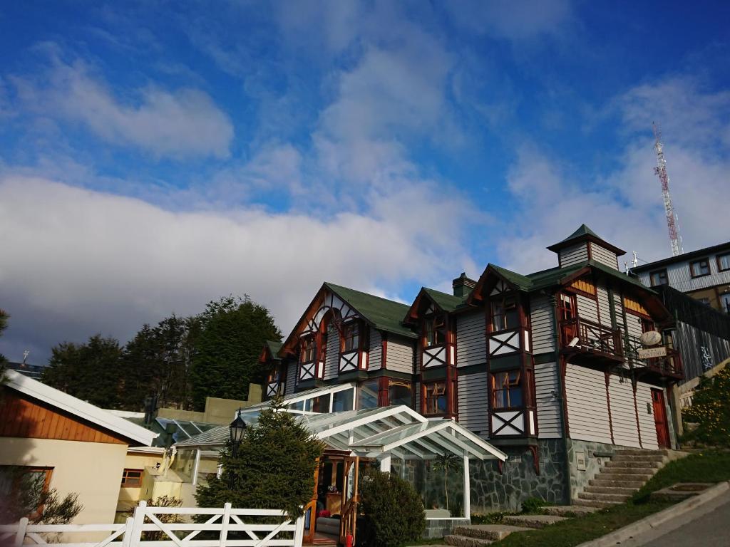 uma grande casa de madeira com um gambrel em Hostería Patagonia Jarke em Ushuaia