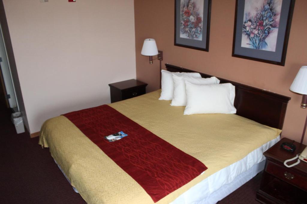 Postel nebo postele na pokoji v ubytování Super 8 by Wyndham Chenoa