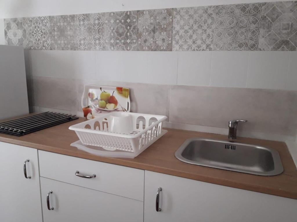 eine Küchentheke mit einer Spüle und einem Obstkorb in der Unterkunft Apartamento en Duplex in Jerez de la Frontera