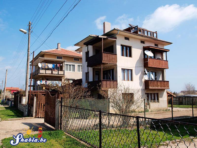 uma casa grande com uma cerca em frente em Elida Guest House em Shabla