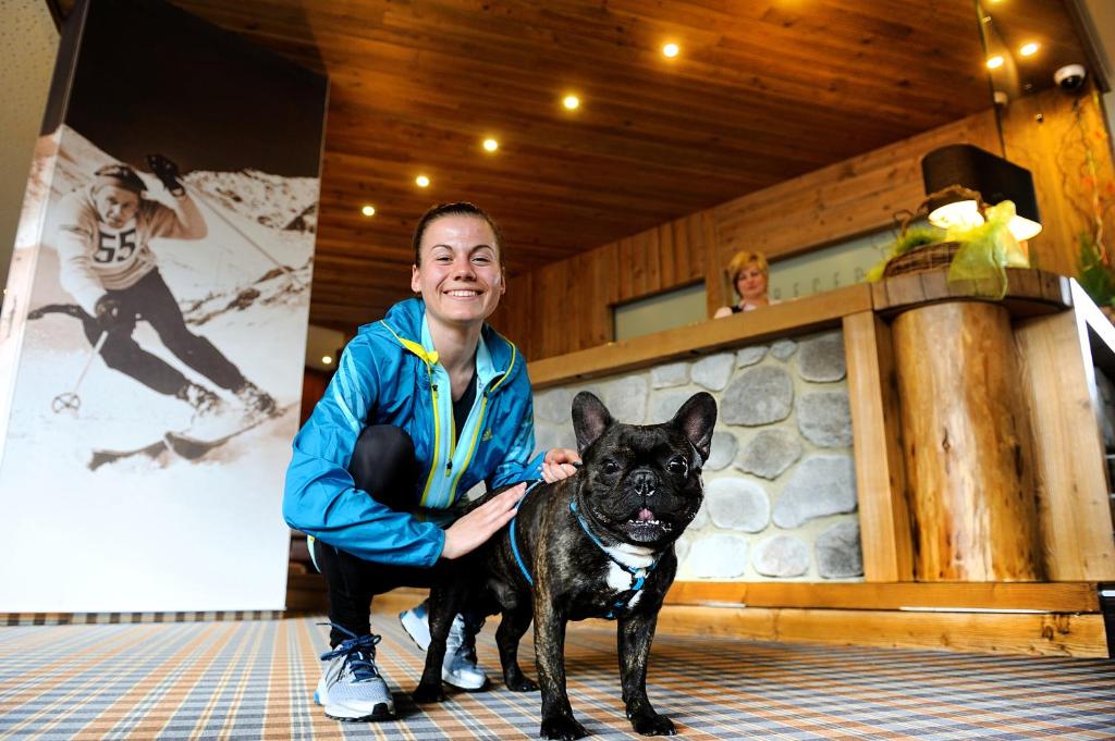 Domácí mazlíčci ubytovaní s hosty v ubytování Hotel FIS
