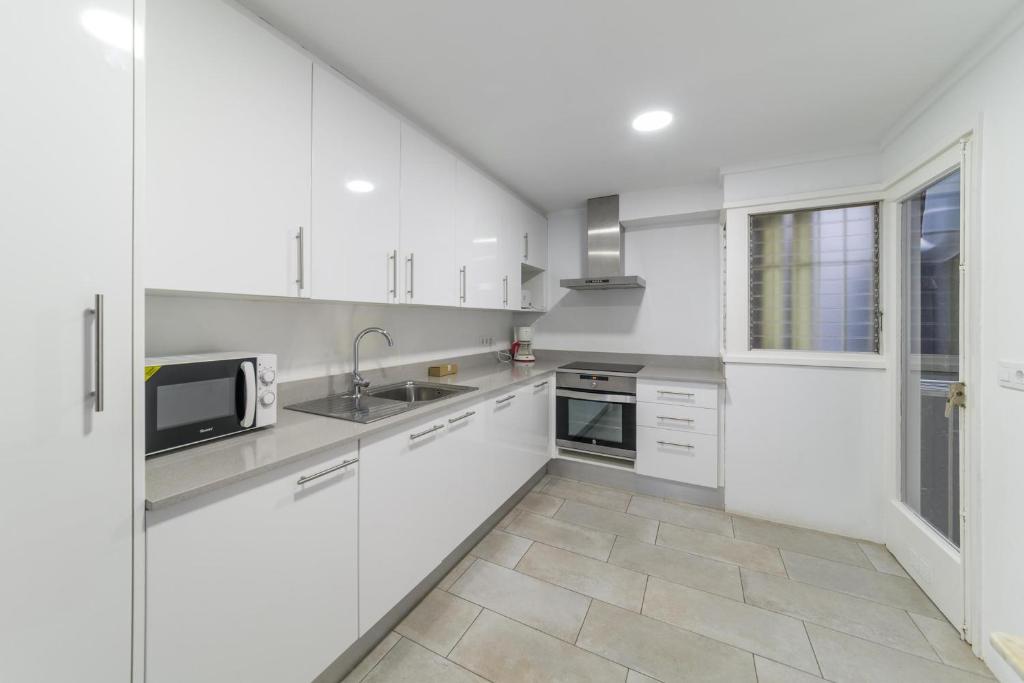 A kitchen or kitchenette at Apartament Gloria