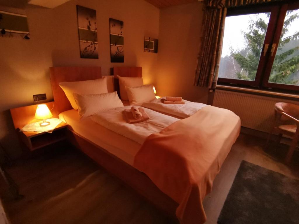 Postel nebo postele na pokoji v ubytování Hotel zur Schmiede