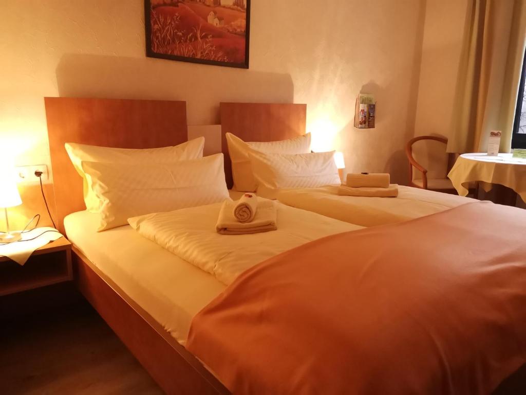 Postel nebo postele na pokoji v ubytování Hotel zur Schmiede