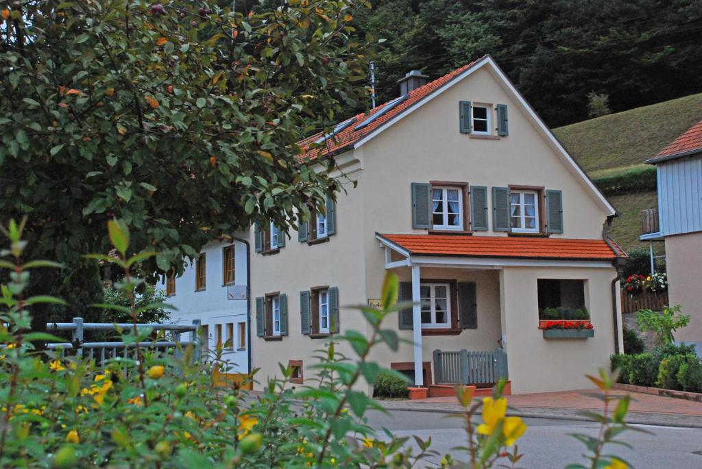 una casa blanca con techo naranja en Ferienhaus Becker, en Schönau