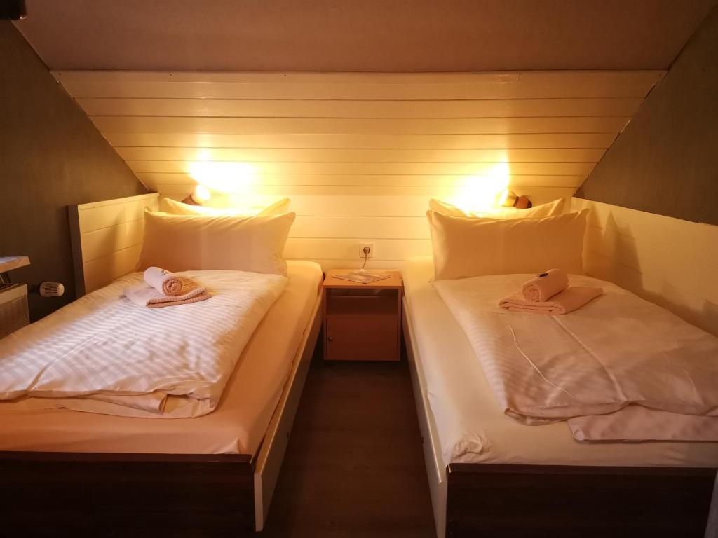 Postel nebo postele na pokoji v ubytování Hotel zur Schmiede