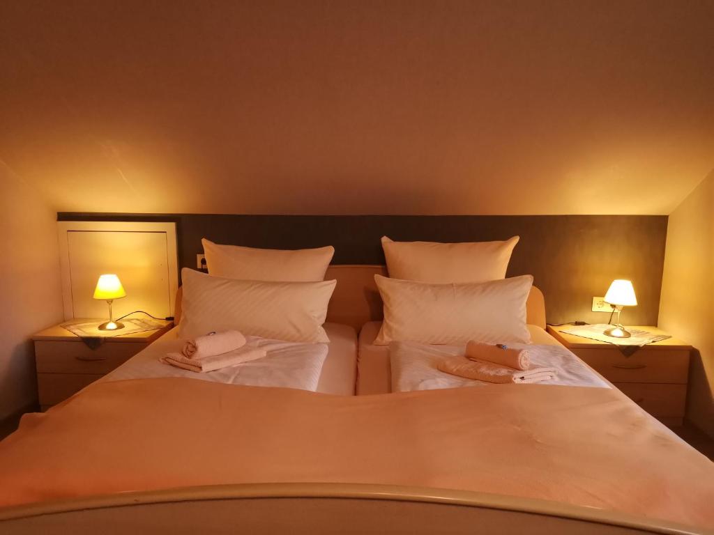 Postel nebo postele na pokoji v ubytování Hotel zur Schmiede