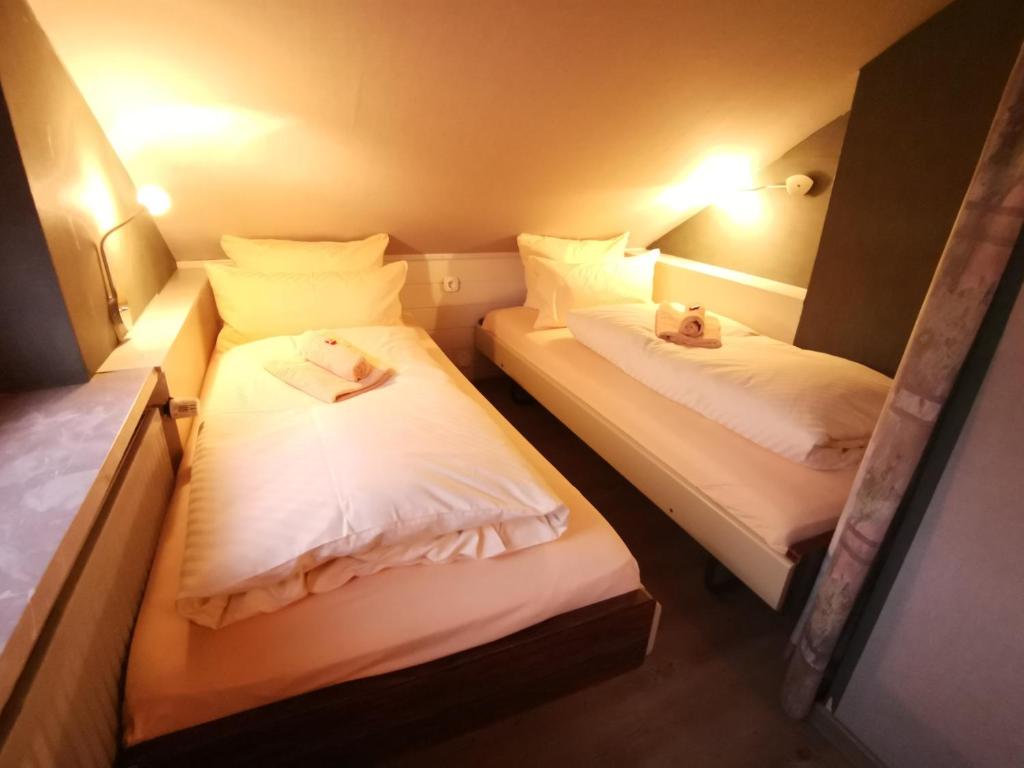 Postel nebo postele na pokoji v ubytování Hotel zur Schmiede