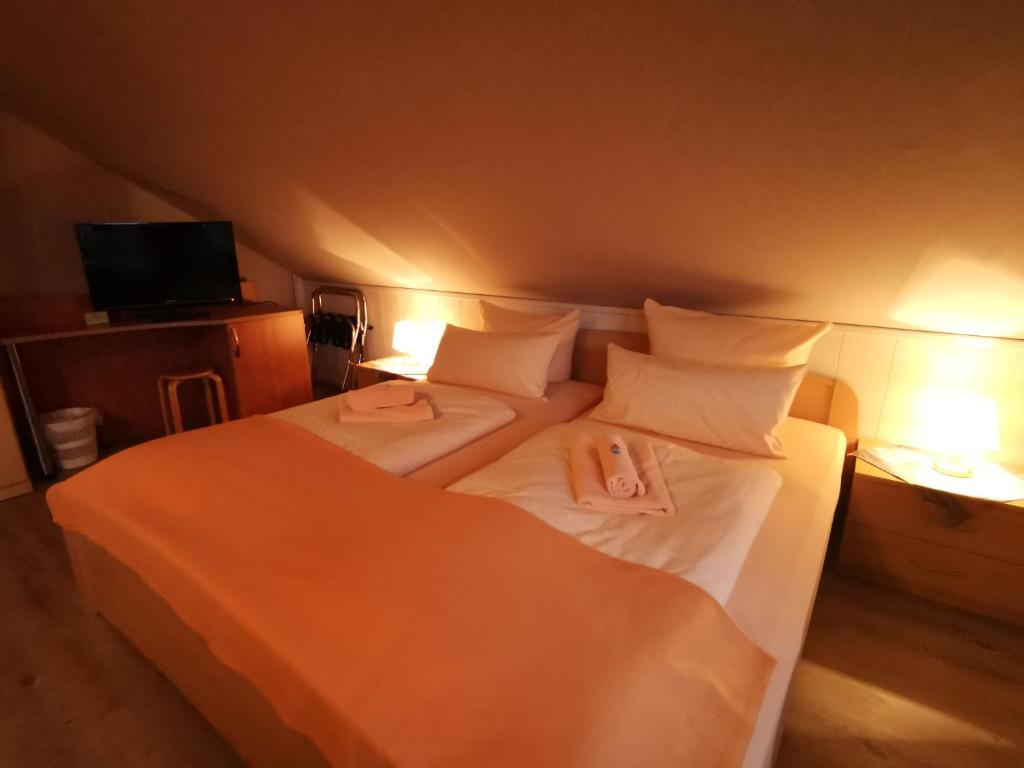 Postel nebo postele na pokoji v ubytování Hotel zur Schmiede