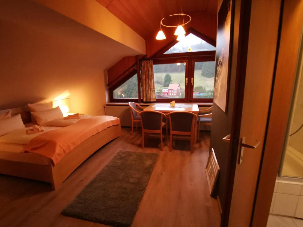 Postel nebo postele na pokoji v ubytování Hotel zur Schmiede