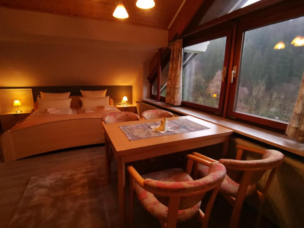 Postel nebo postele na pokoji v ubytování Hotel zur Schmiede