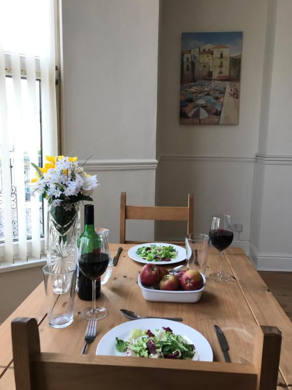 1 Bedroom Modern Apartment, Uplands, Swansea - Housity