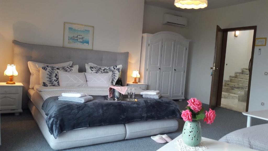 1 dormitorio con 1 cama grande con manta negra en Villa Pintar, en Povile