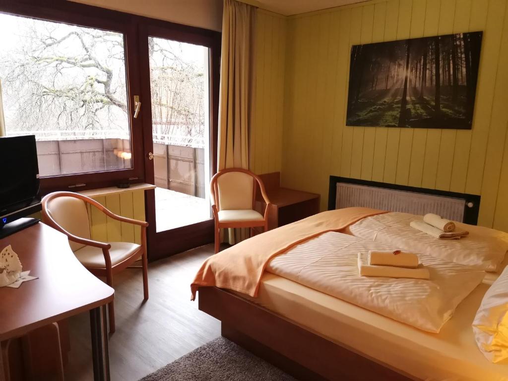 Postel nebo postele na pokoji v ubytování Hotel zur Schmiede