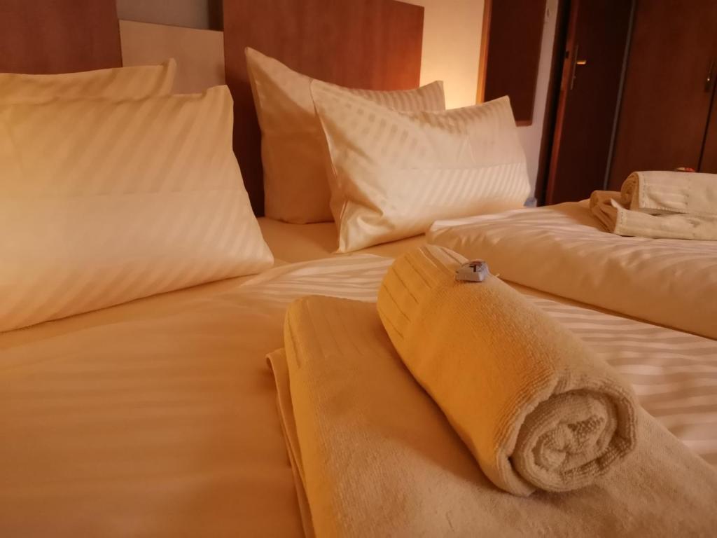 Postel nebo postele na pokoji v ubytování Hotel zur Schmiede