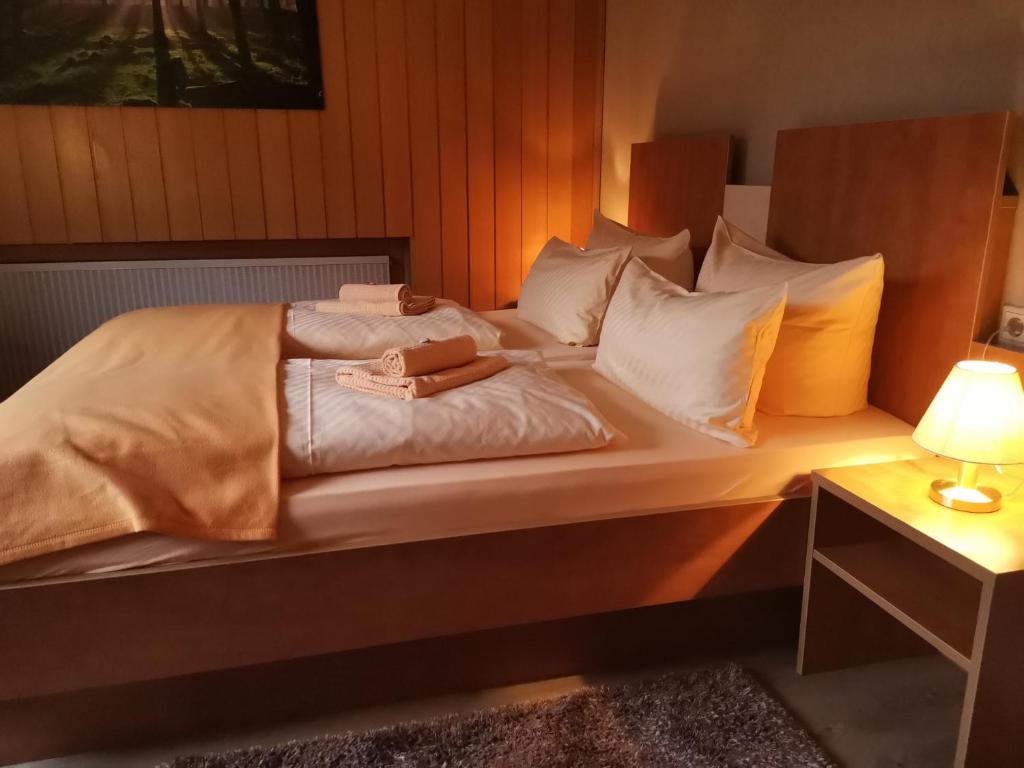 Postel nebo postele na pokoji v ubytování Hotel zur Schmiede