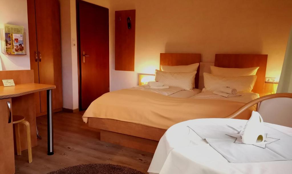 Postel nebo postele na pokoji v ubytování Hotel zur Schmiede