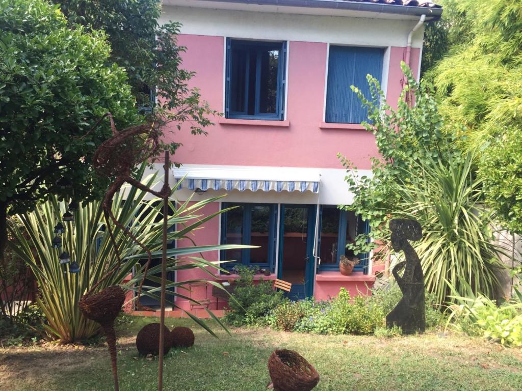 トゥールーズにあるCHAMBRE SPACIEUSE DANS MAISON ART DECO au CENTRE DE TOULOUSEの庭の青い扉付きピンクの家