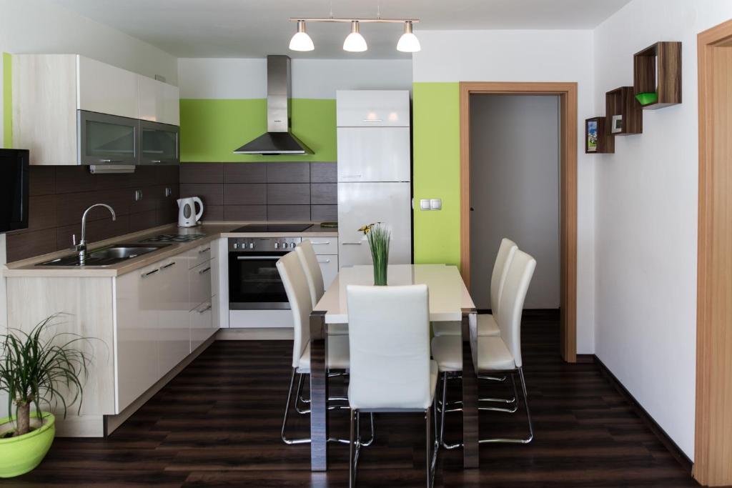 クランスカ・ゴーラにあるApartma Grošのキッチン(ダイニングルームテーブル、椅子付)