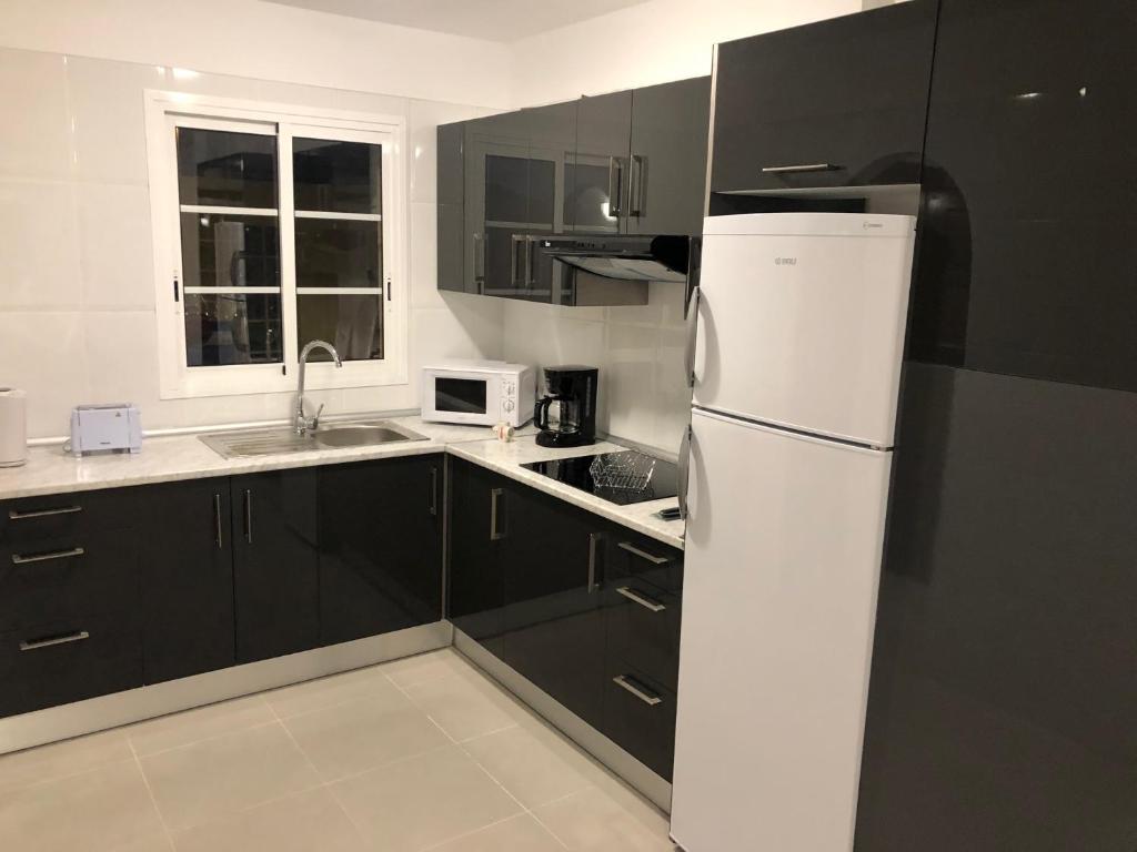 Kuchyň nebo kuchyňský kout v ubytování Medano Beach Villas
