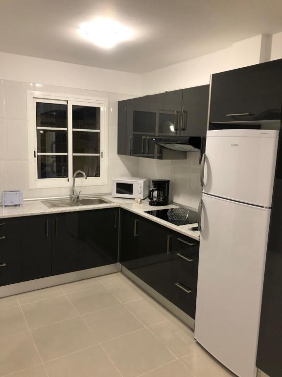 Kuchyň nebo kuchyňský kout v ubytování Medano Beach Villas