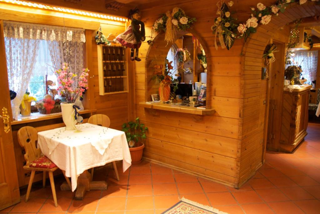 un comedor con una mesa en una casa en Albergo Genziana, en San Vigilio Di Marebbe