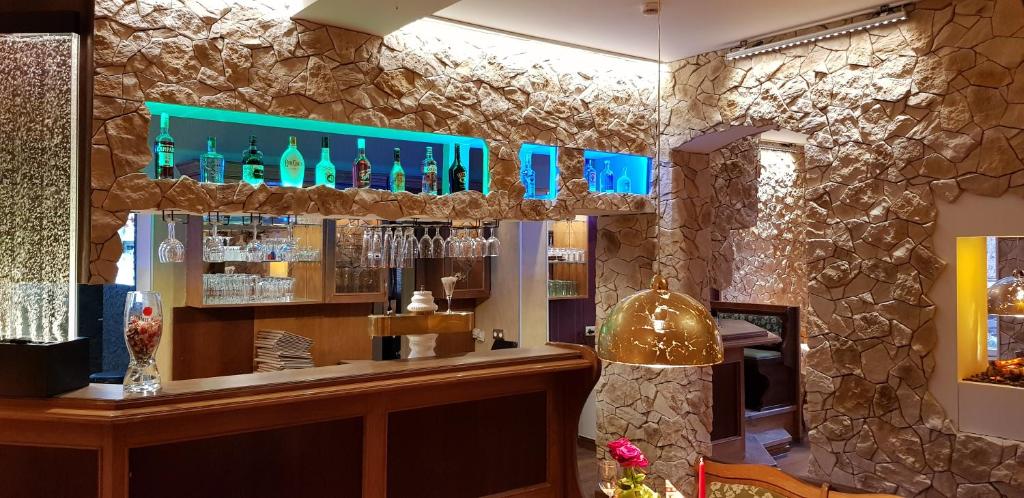 un bar con un montón de botellas en la pared en Hotel Mohr & Spa, en Werder