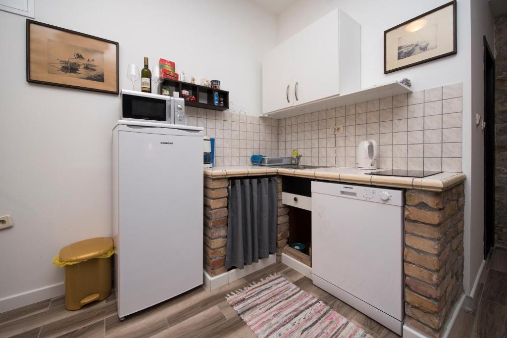 Kuchyň nebo kuchyňský kout v ubytování Elena Rooms