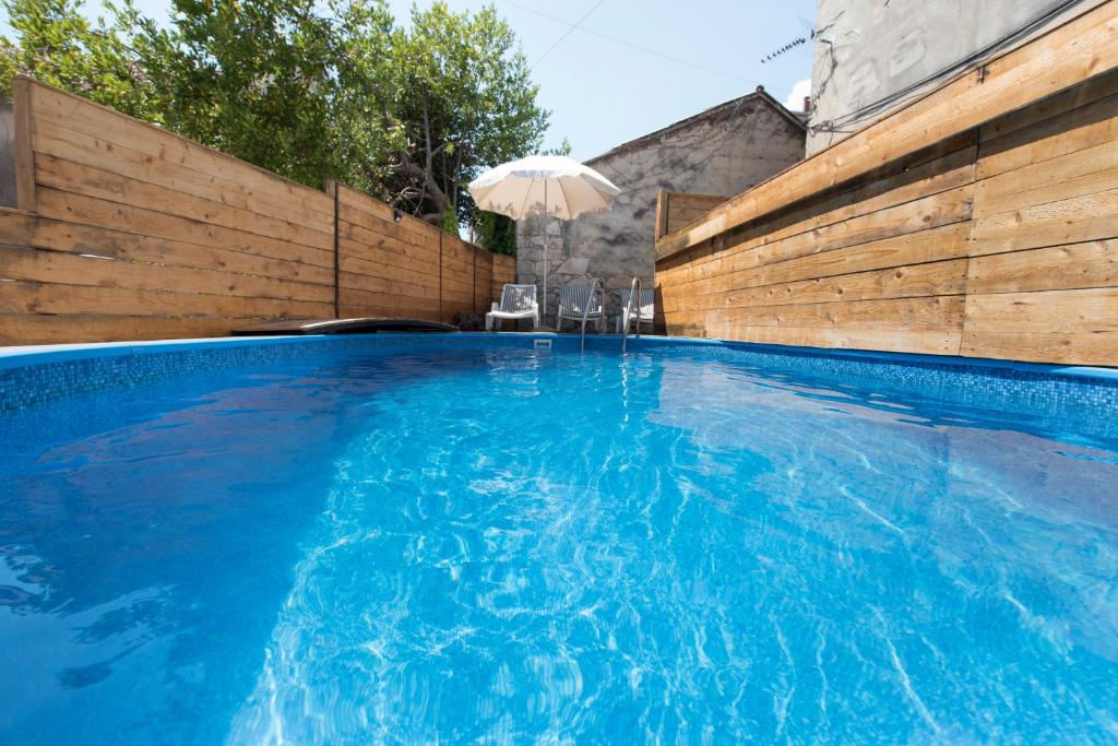 Bazén v ubytování Elena Rooms nebo v jeho okolí