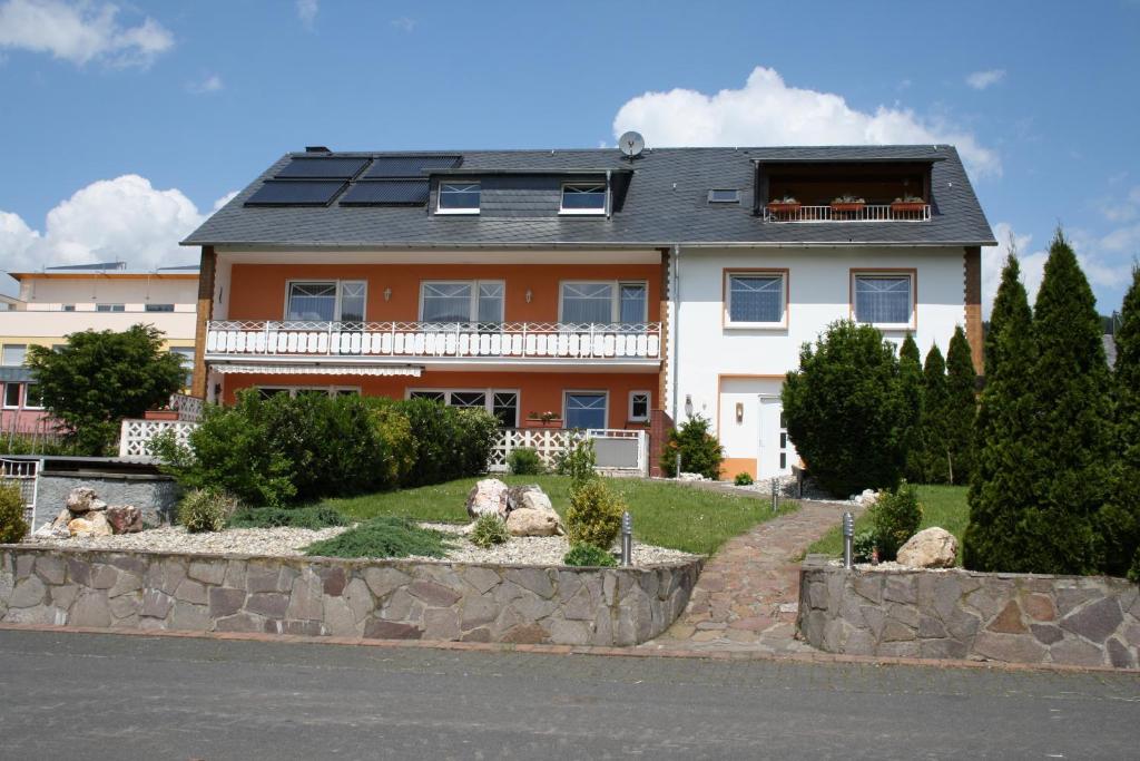 KinheimにあるWeingut und Gästehaus Wolfgang Bethのソーラーパネル付きの家