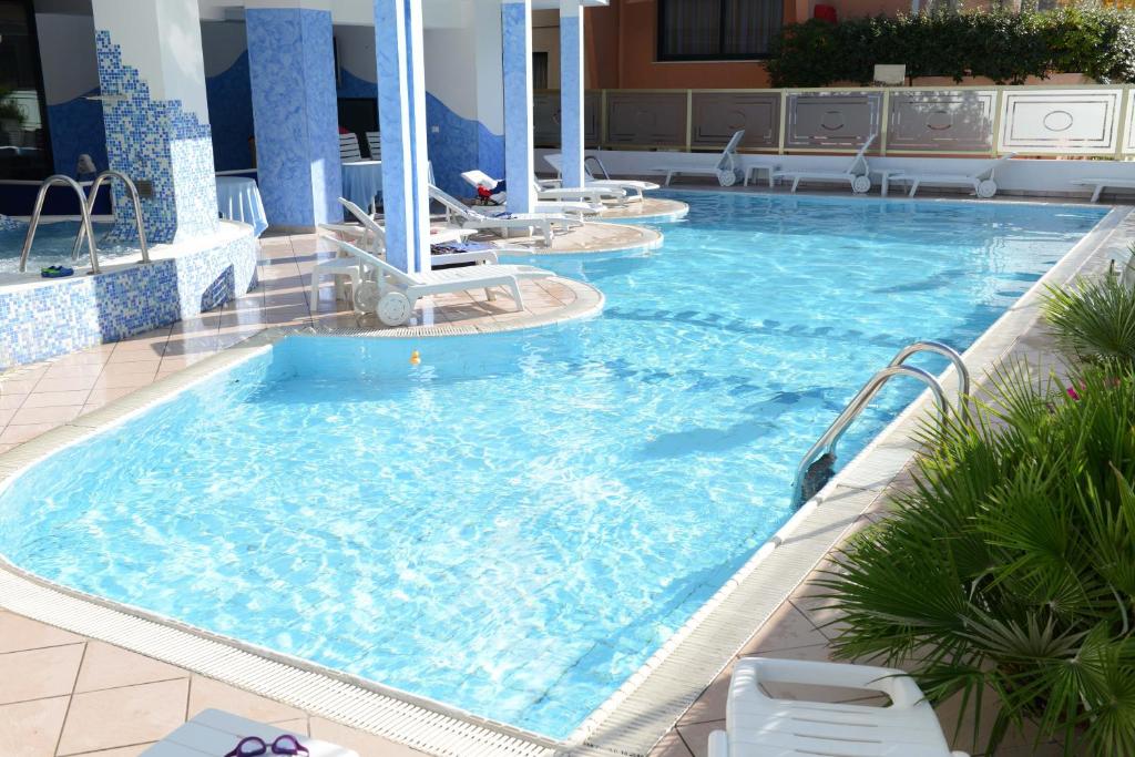 Bazén v ubytování Hotel Embassy nebo v jeho okolí