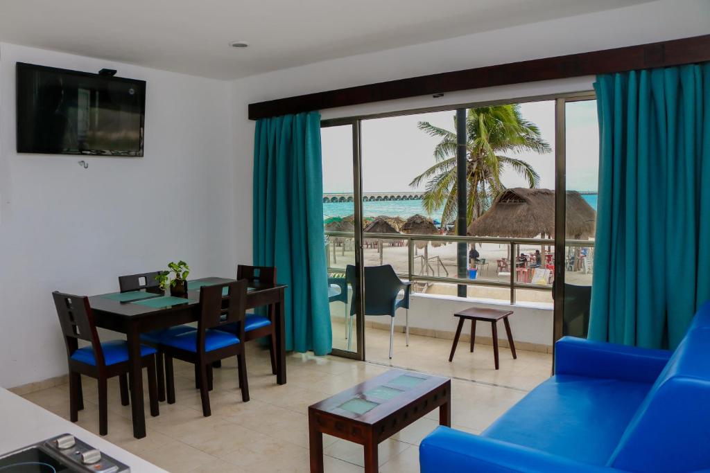 TV a/nebo společenská místnost v ubytování Playa Linda Hotel