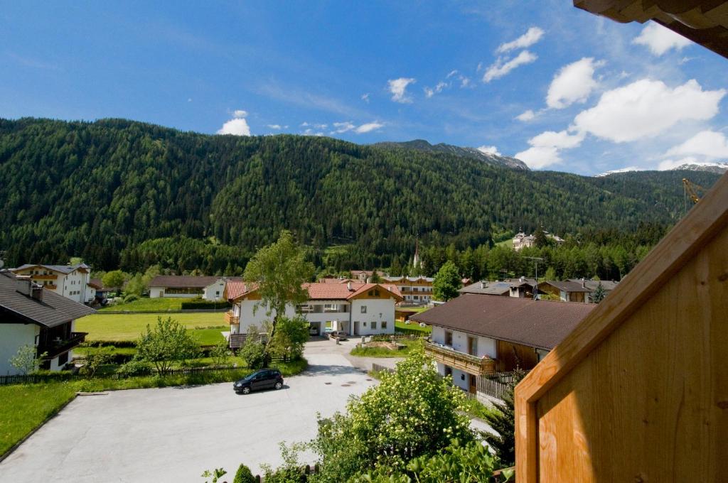 Nespecifikovaný výhled na hory nebo výhled na hory při pohledu z hotelu