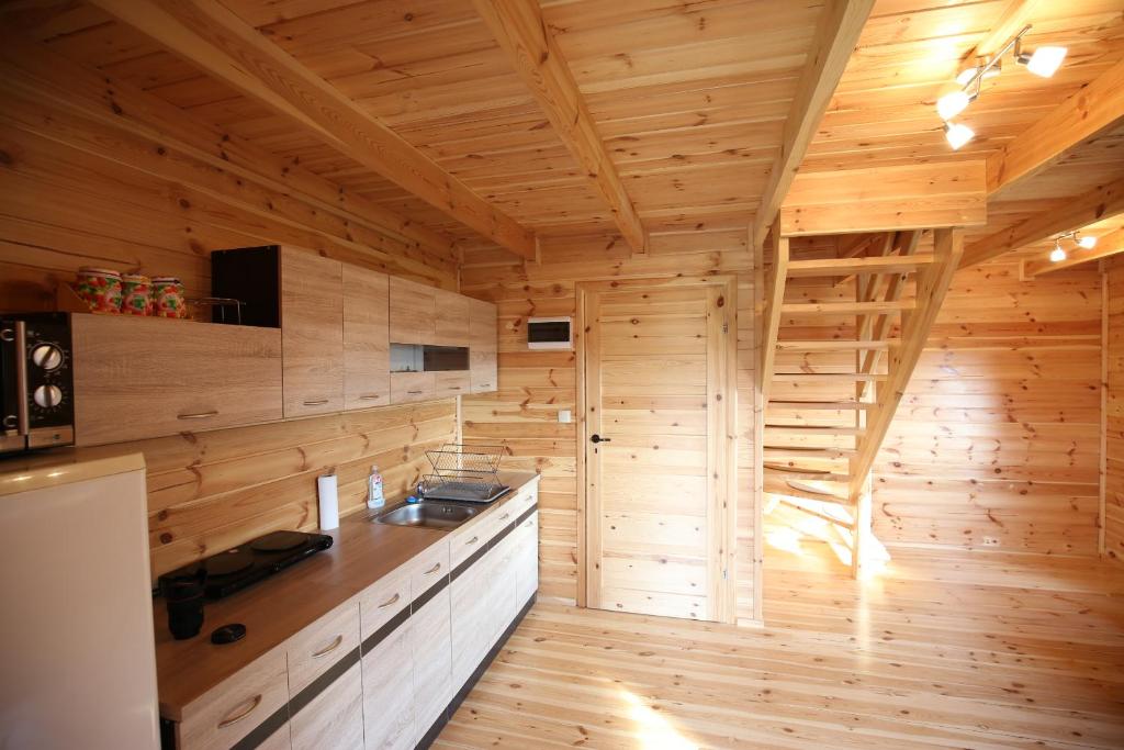 Kuchyň nebo kuchyňský kout v ubytování Domek letniskowy Orzechowa