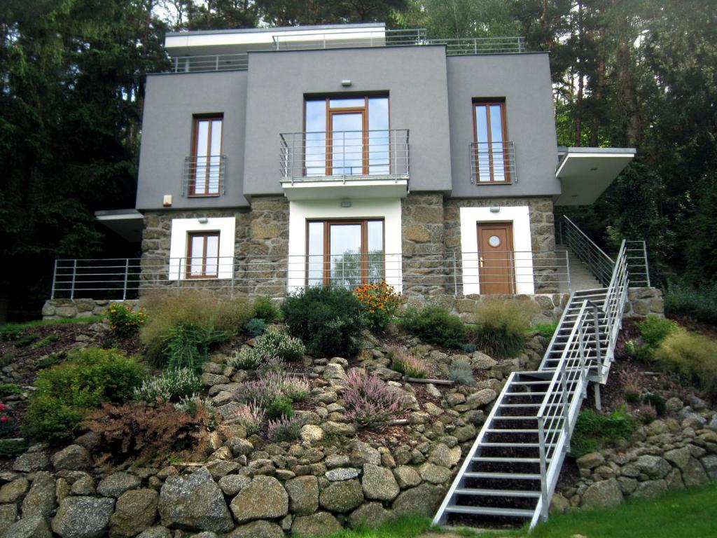 ein Haus auf einem Hügel mit Garten in der Unterkunft Penzion Letná in Velké Meziříčí