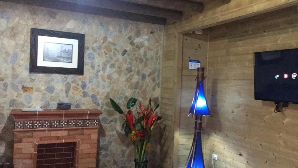 Una televisión o centro de entretenimiento en Cabañas Filadelfia