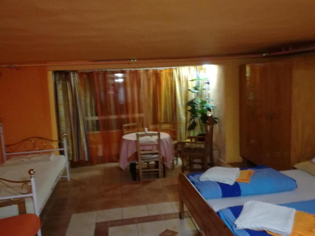 Un dormitorio con 2 camas y una mesa en una habitación en Tóth Apartman en Telkibánya