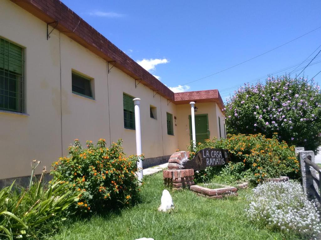 una casa con un cartel en el patio en La Casa de Ramatis en Valle Hermoso