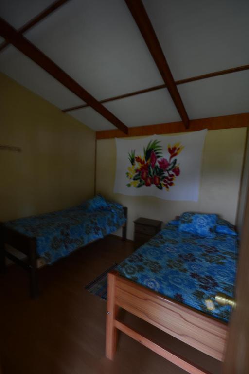 Letto o letti in una camera di Camping Hostal Tipanie Moana Aeropuerto Centro