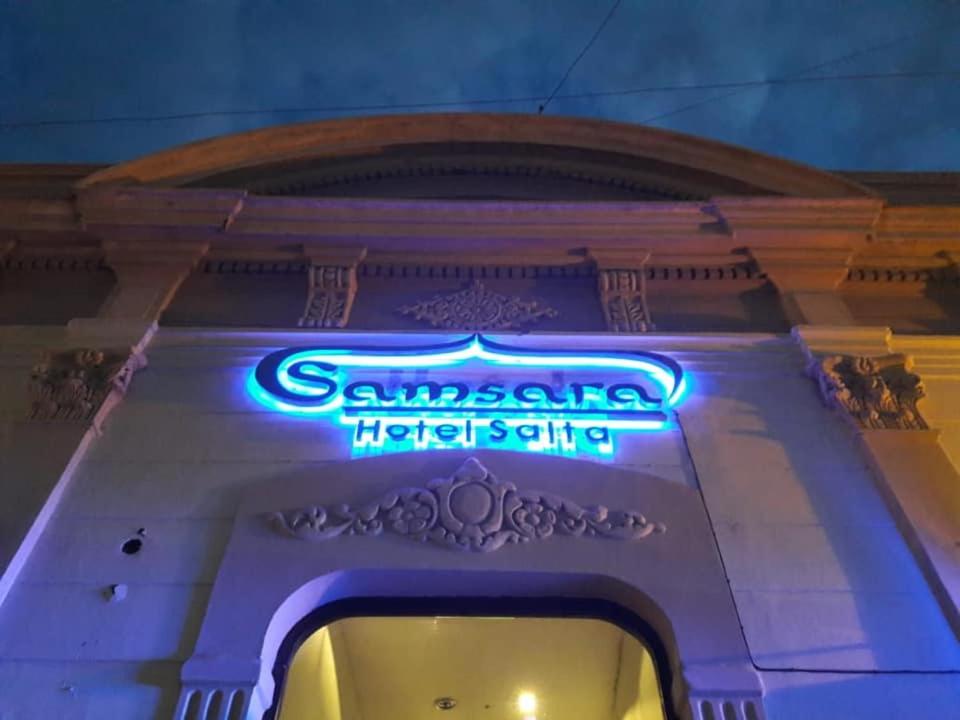 una señal de neón en el lateral de un edificio en Samsara Hotel Salta en Salta