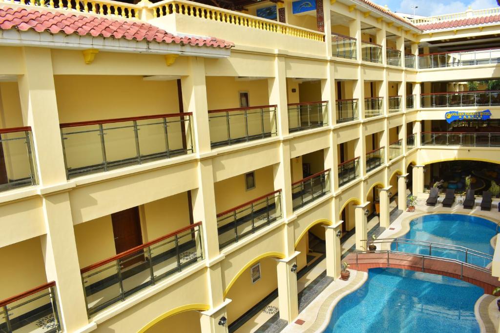 Bazén v ubytování Golden Phoenix Hotel Boracay nebo v jeho okolí