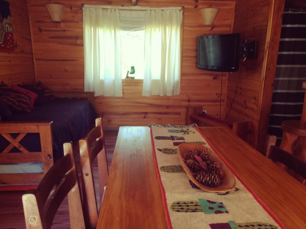 TV a/nebo společenská místnost v ubytování Cabaña Rincón de Manzano