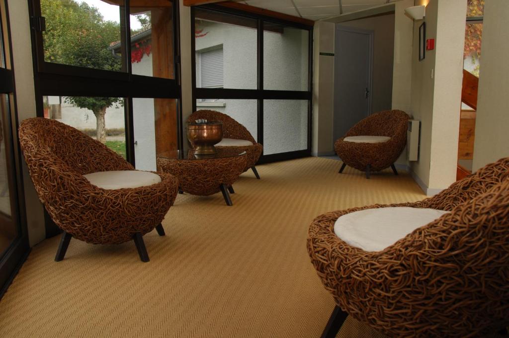 Posezení v ubytování Logis Hôtel Restaurant Chez Nous