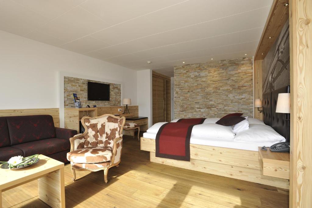 Postel nebo postele na pokoji v ubytování Blatter's Arosa Hotel & Bella Vista SPA