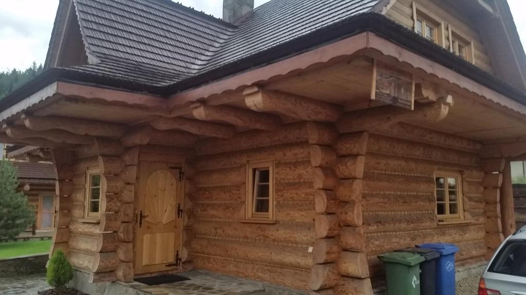 Cabaña de madera con techo en Apartament Wilk en Szczyrk