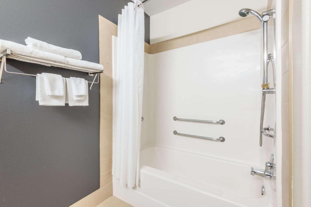 Super 8 by Wyndham Quebec City - Resim 18