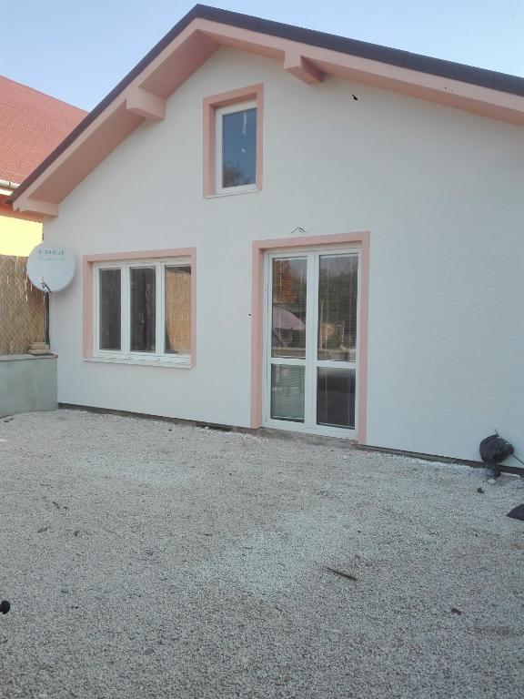 ein weißes Haus mit einer Einfahrt davor in der Unterkunft HALEX 4 in Bojná