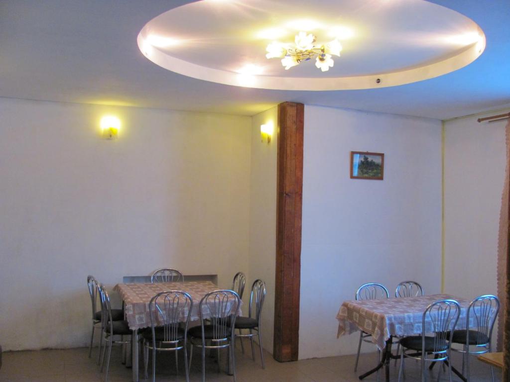 スラブスクにあるВерховинаのテーブルと椅子が備わる天井の客室です。