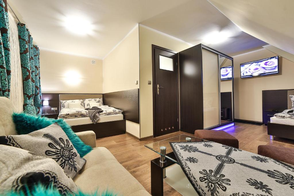 Televízia a/alebo spoločenská miestnosť v ubytovaní Apartamenty Kościelisko